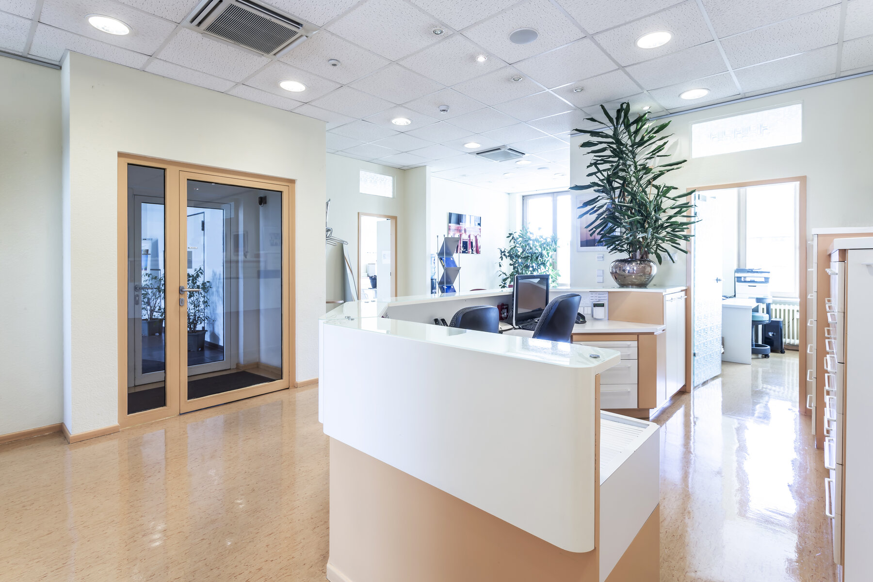 Klimaanlage im Büro und Empfangsbereich Klimatisierter Empfangsbereich in einem modernen Bürogebäude